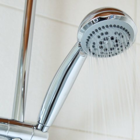 como destapar la regadera baño limpiar sarro