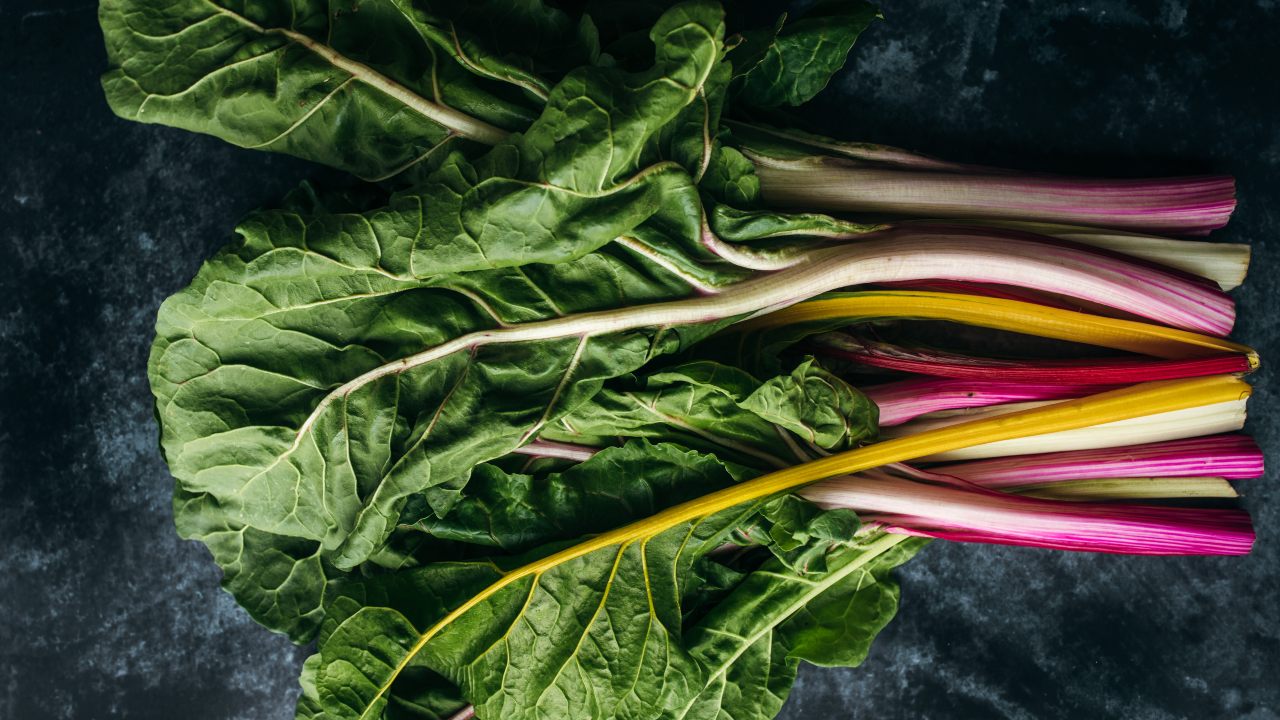 beneficios de comer acelgas ensalada propiedades