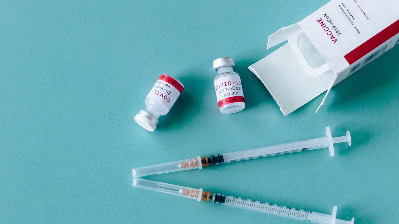 detienen aplicacion de vacuna astra zeneca estudio