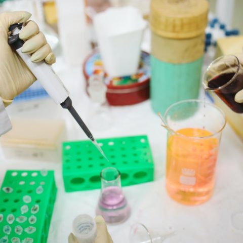 detienen aplicacion de vacuna astra zeneca análisis canadá