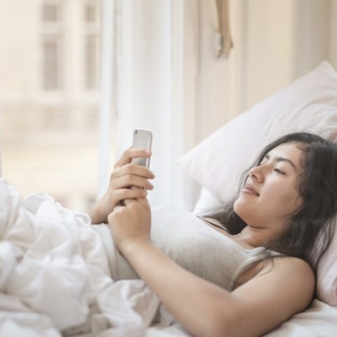 consecuencias de dormir cerca de tu celular insomnio