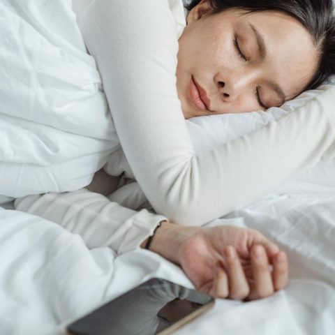 consecuencias de dormir cerca de tu dispositivo móvil