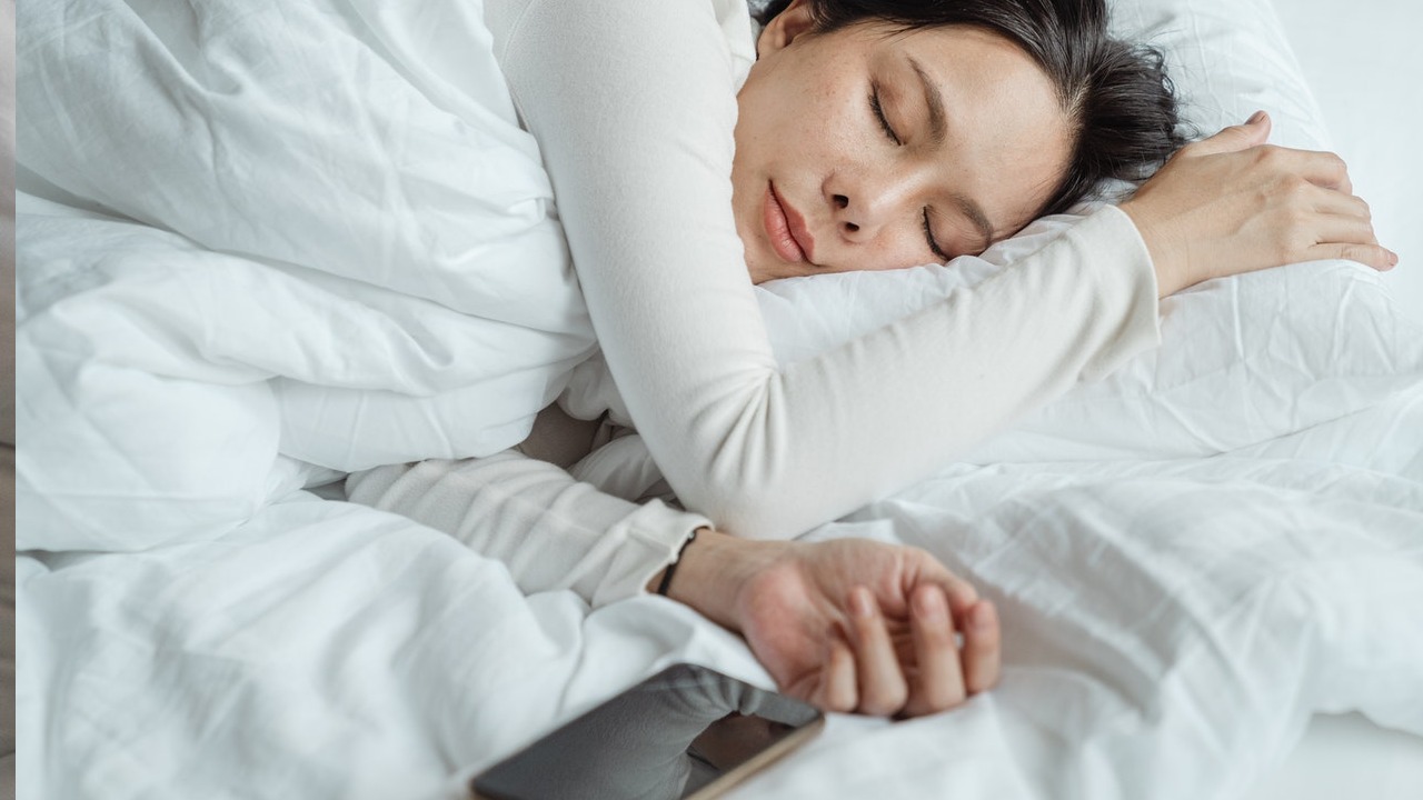 consecuencias de dormir cerca de tu dispositivo móvil