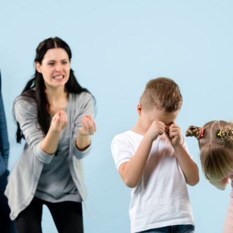 mamás que explotan con sus hijos berrinchudas