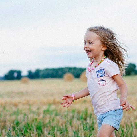 niño realmente feliz es el que corre