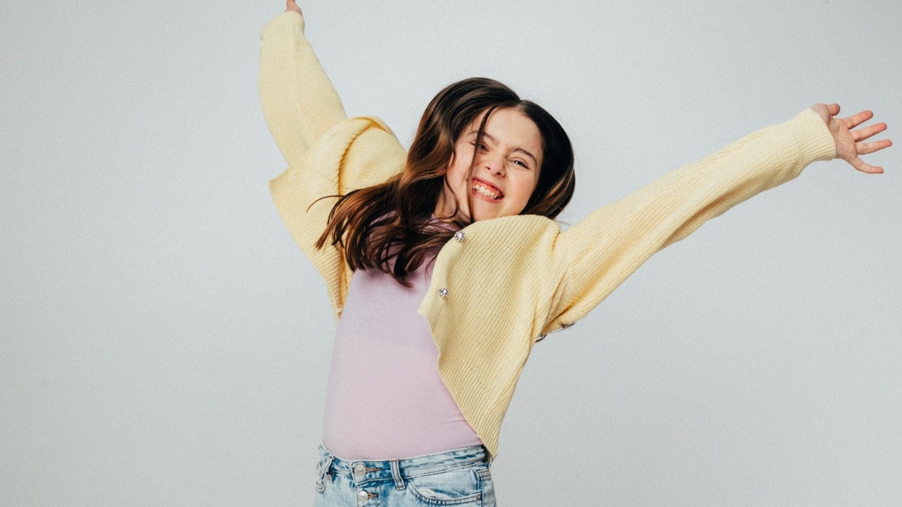 niño realmente feliz es el que juega