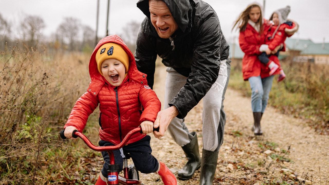 niño realmente feliz es el que se divierte