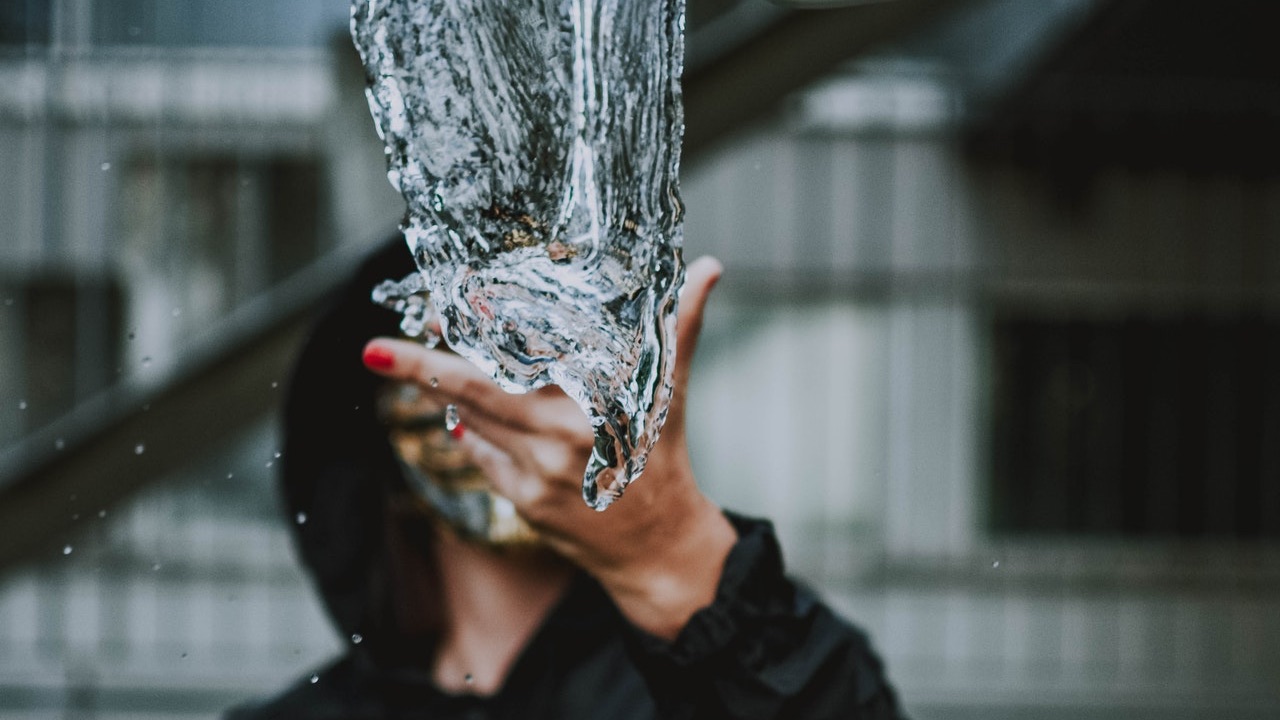 por que la gente se moja en semana santa tradicion