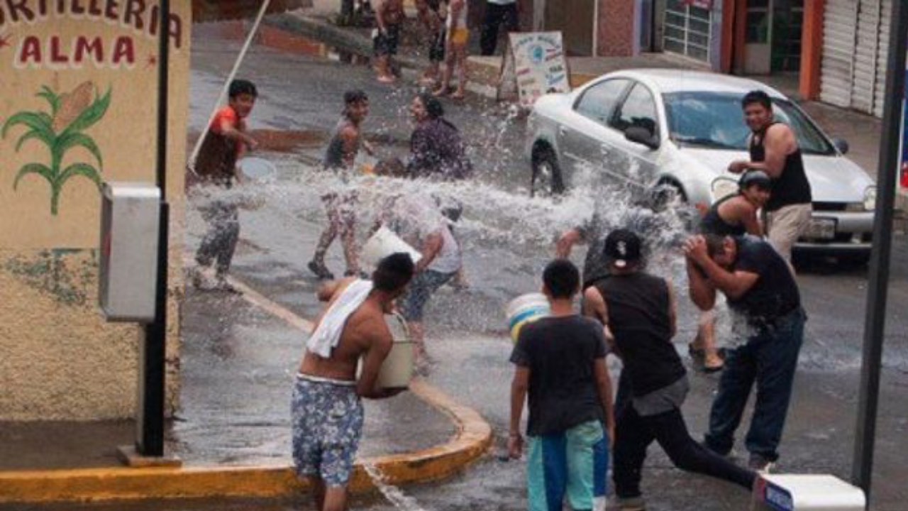 por que la gente se moja en semana santa explicacion