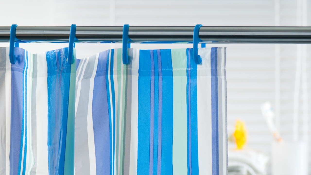 como evitar que cortina de la ducha se pegue al cuerpo