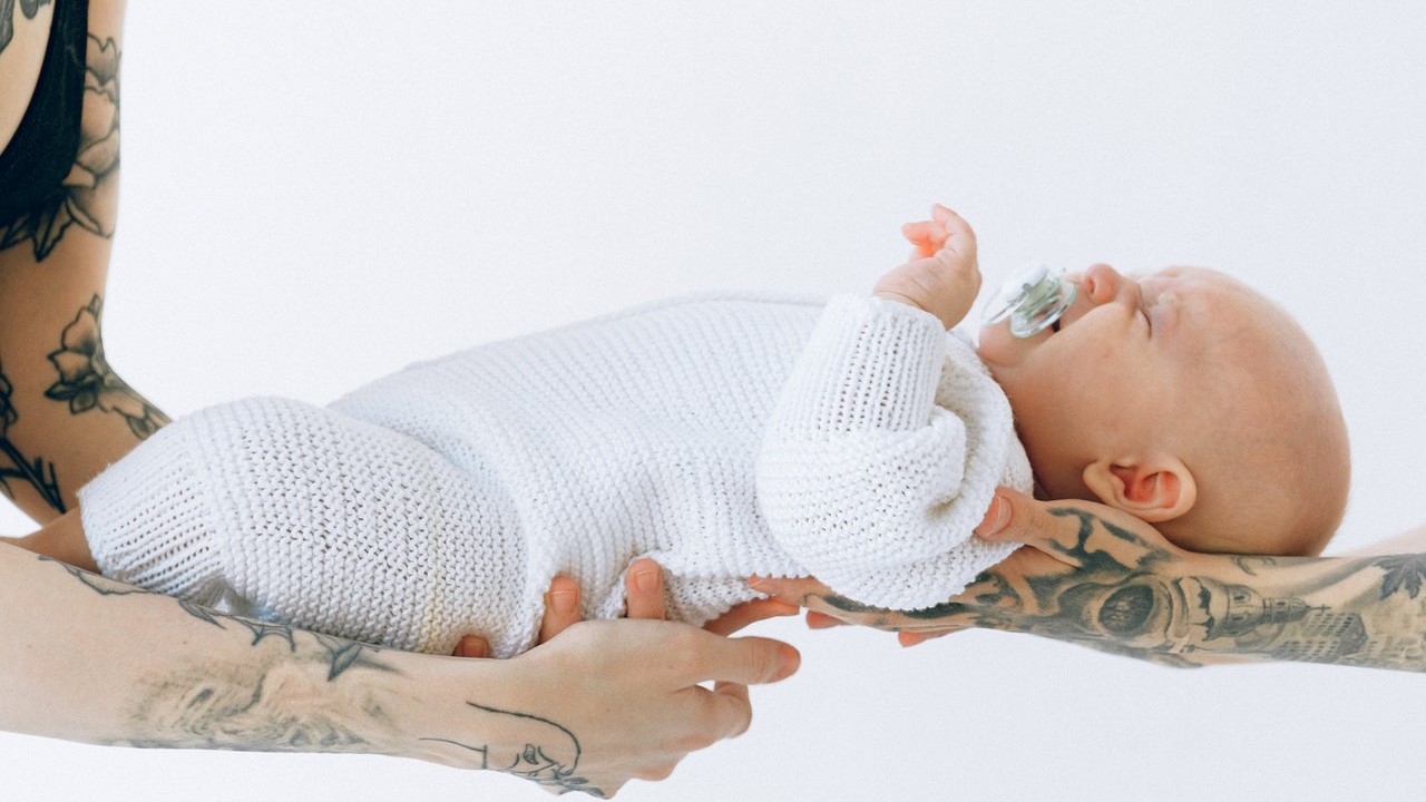 bebe se despierta mucho por las noches buena señal