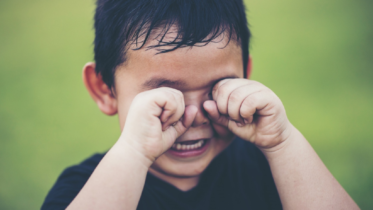 daños cererbales violencia maltrato infantil niño llorando