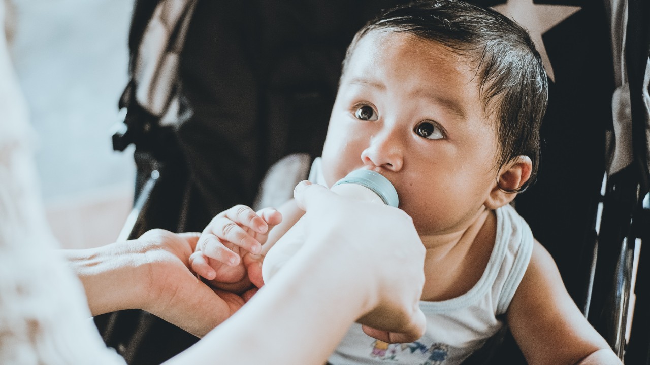 cuanta agua le puedo dar a mi bebé
