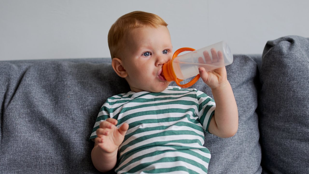 cuanta agua necesitan tomar los niños