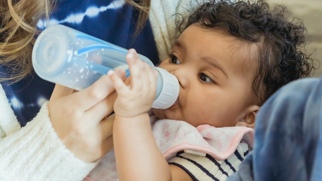 cual es la cantidad de agua recomendada paraniños
