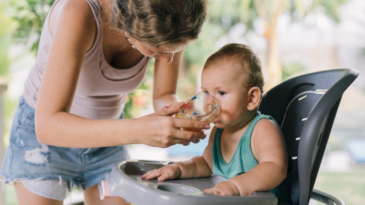 cuanta agua deben tomar los niños al día