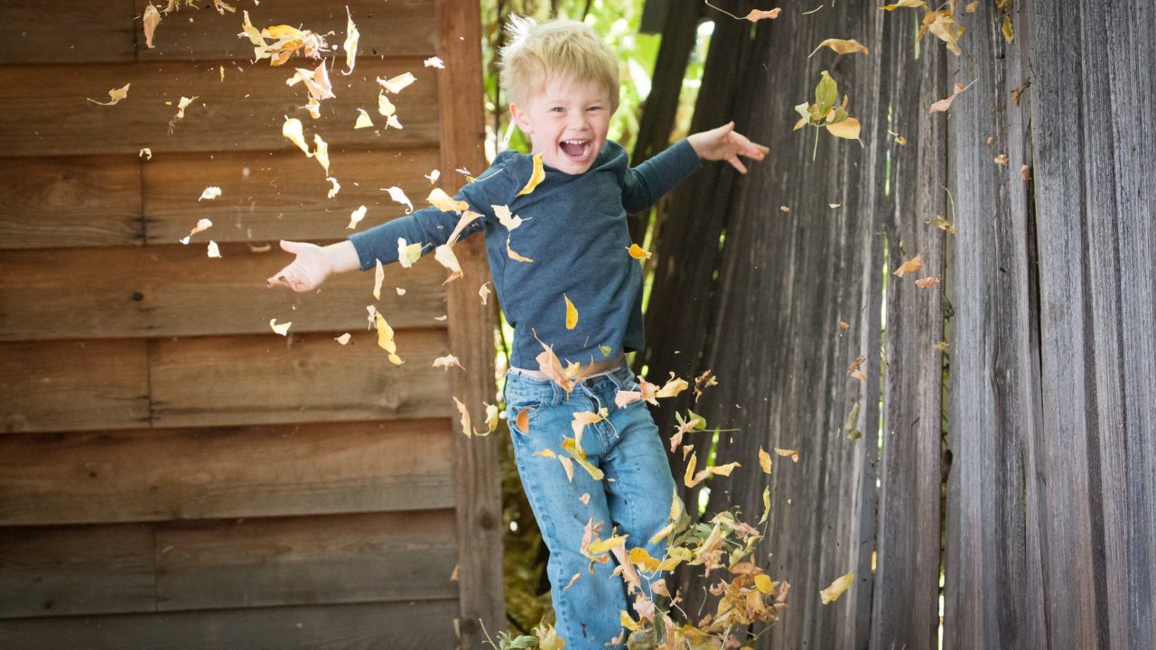 mi hijo habla con alguien mientras juega