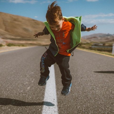 por que mi hijo habla solo mientras juega