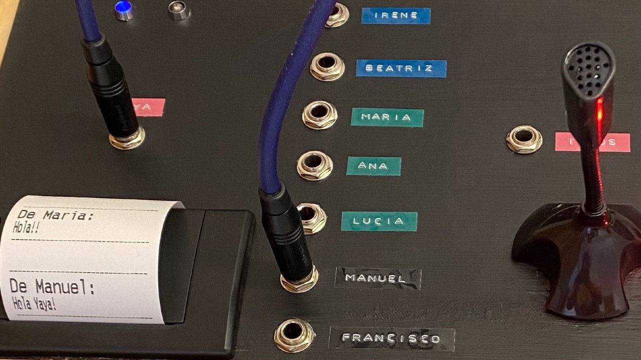 joven construye aparato para hablar con su abuela