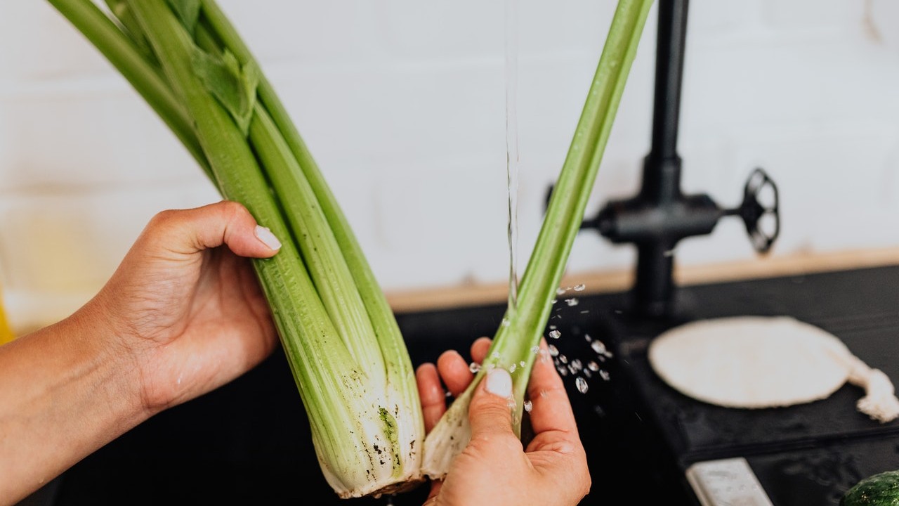 como almacenar apio fresco