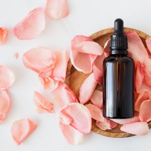 agua de rosas como hacer casera para que sirve