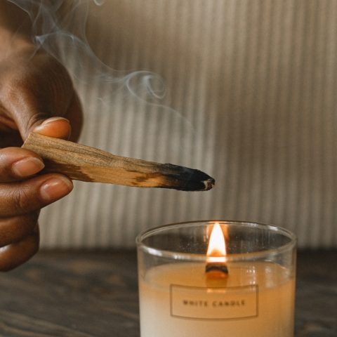 como usar palo santo para atraer las energías positivas