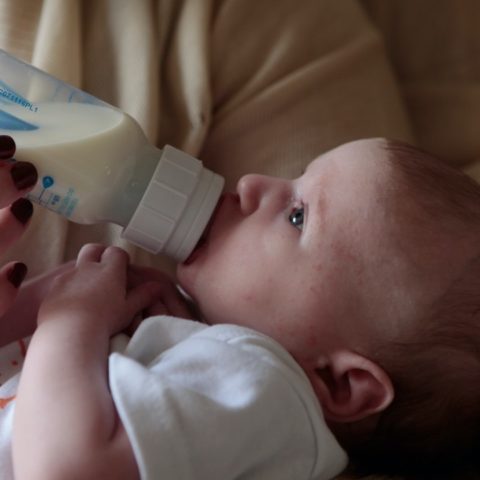 dar fórmula no afecta IQ de tu bebé