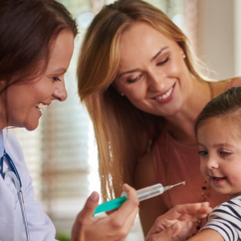 expertos hablan sobre vacuna contra COVID-19 en menores de edad