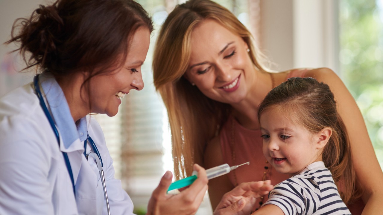 expertos hablan sobre vacuna contra COVID-19 en menores de edad