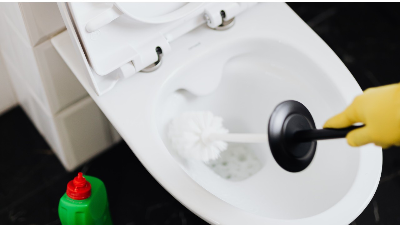 cómo destapar un wc sin destapacaños