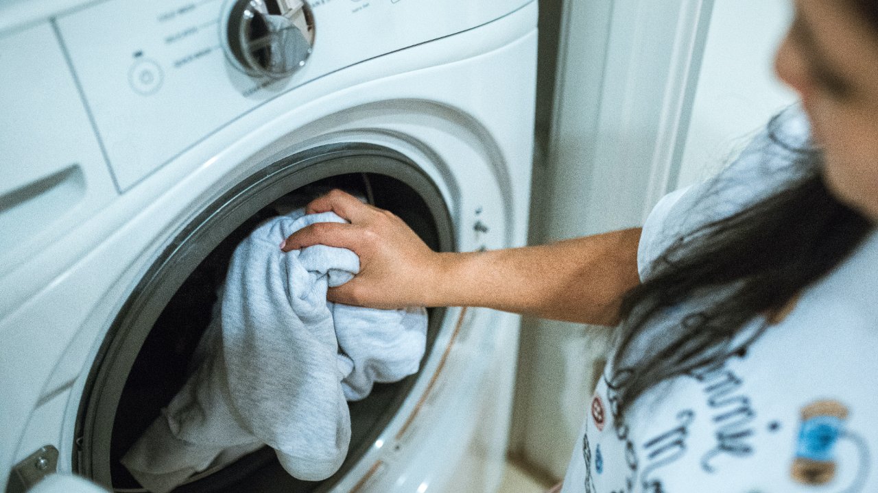 eliminar las quemaduras de plancha de la ropa