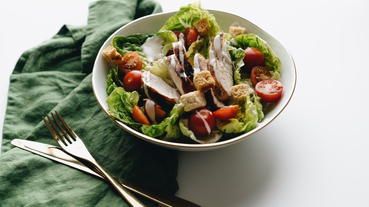 errores comunes al hacer ensaladas con pollo que arruinan su sabor