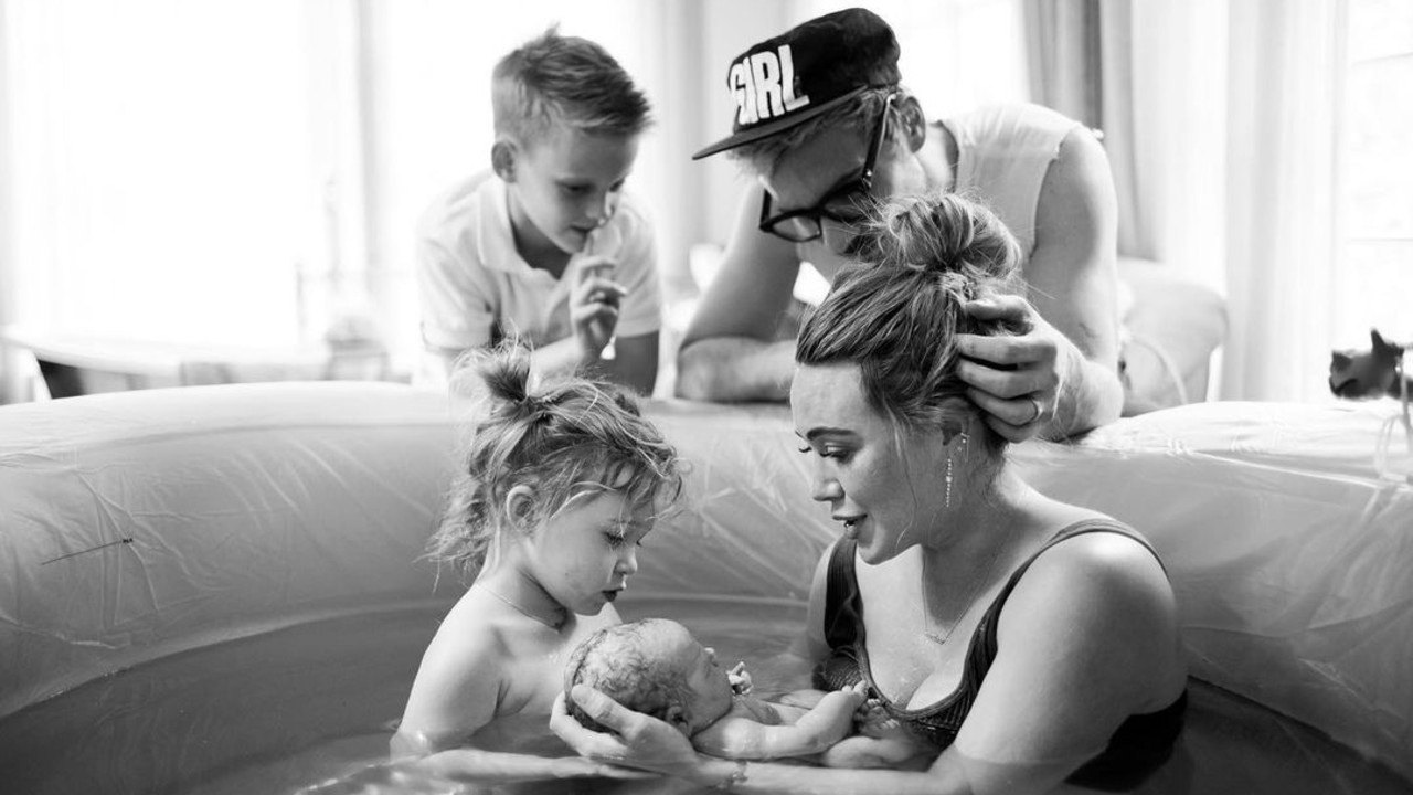 Hillary duff muestra labor de parto a su hijo