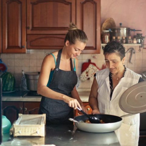 Formas efectivas de quitarle lo salado a la comida