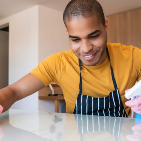 Guía para limpiar superficies: desde madera hasta electrónicos
