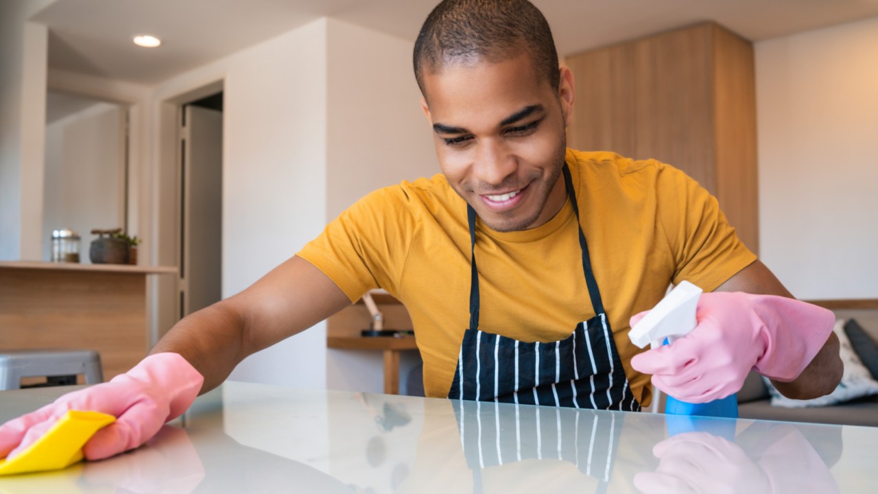 Guía para limpiar superficies: desde madera hasta electrónicos
