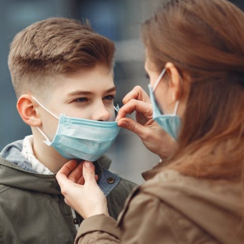 mamas sobreprotectoras dañan a sus hijos expertos