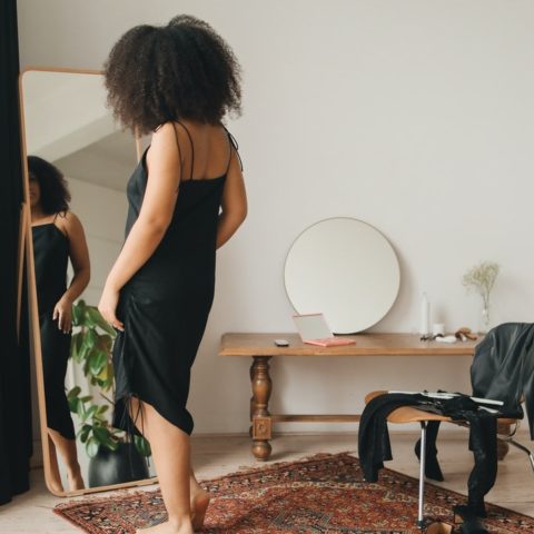 Las mujeres que visten de negro son mas inteligentes estudio