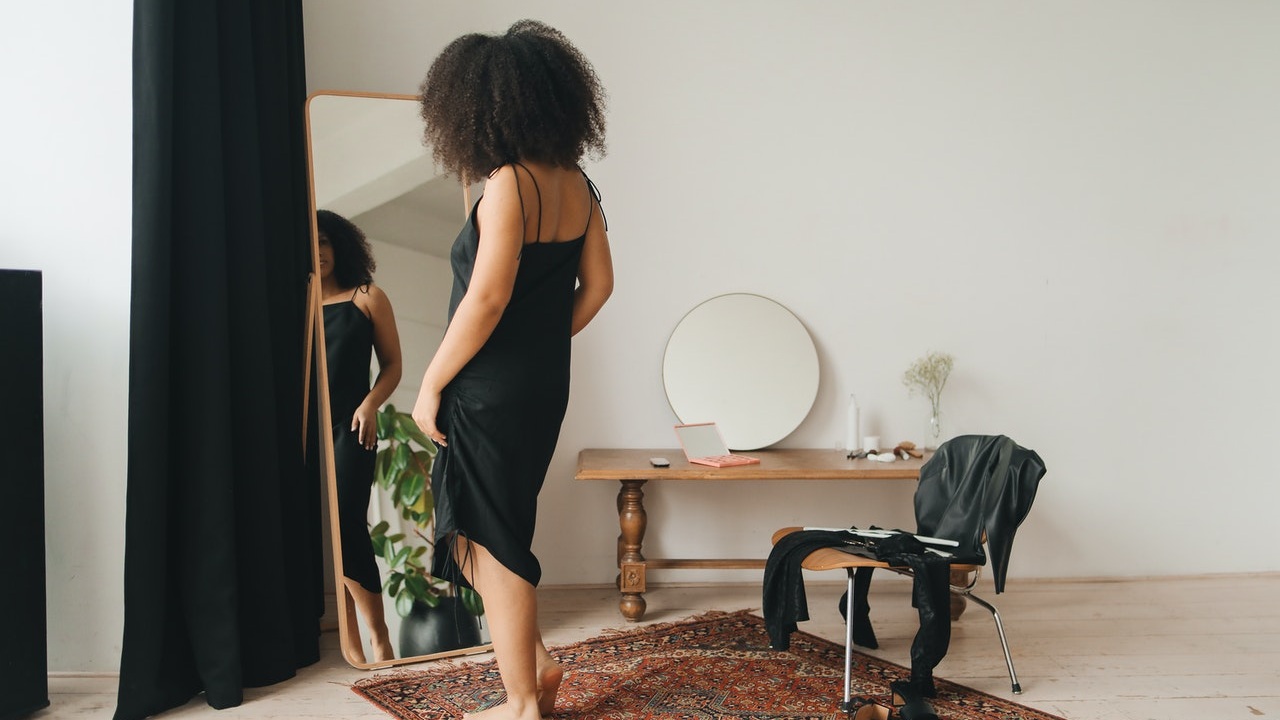 Las mujeres que visten de negro son mas inteligentes estudio