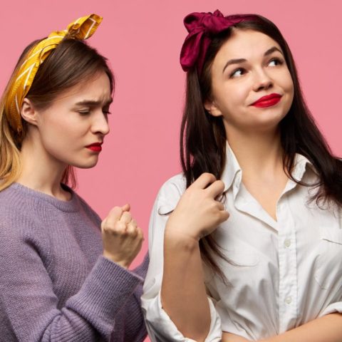 desinvita a su amiga de su boda