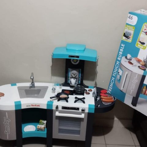 niño pidio a sus papas una cocinita de juguete chef