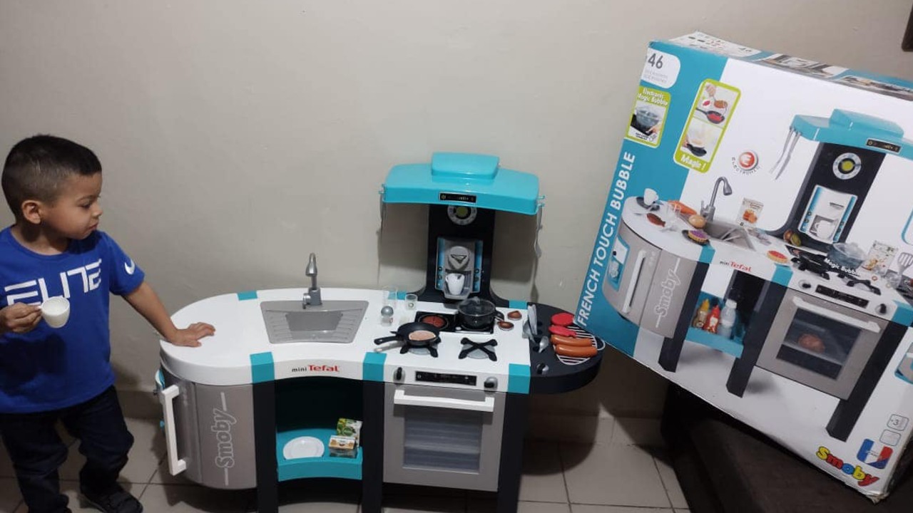 niño pidio a sus papas una cocinita de juguete chef