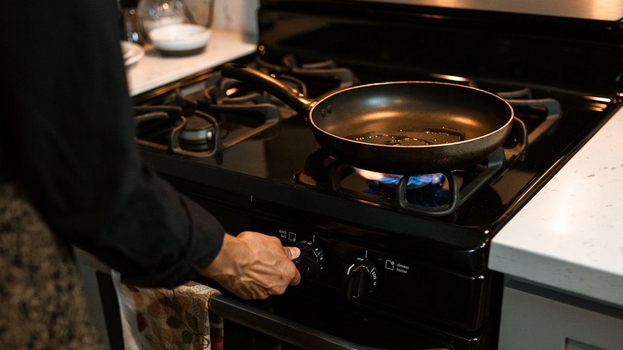 por qué la flama de la estufa es azul