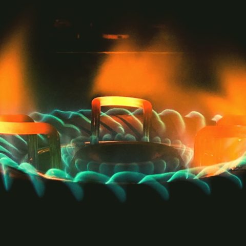 por que la flama de la estufa es verde