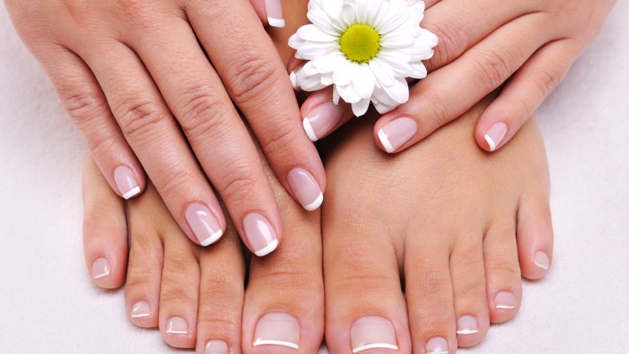 líneas blanca en las uñas razones