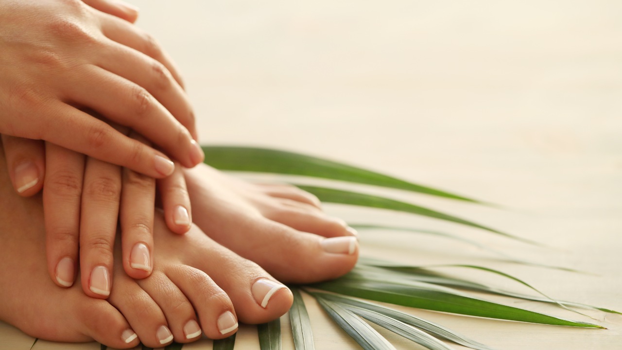líneas blancas en las uñas salud