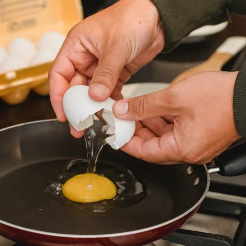 trucos para evitar que salte el aceite al cocinar huevo estrellas