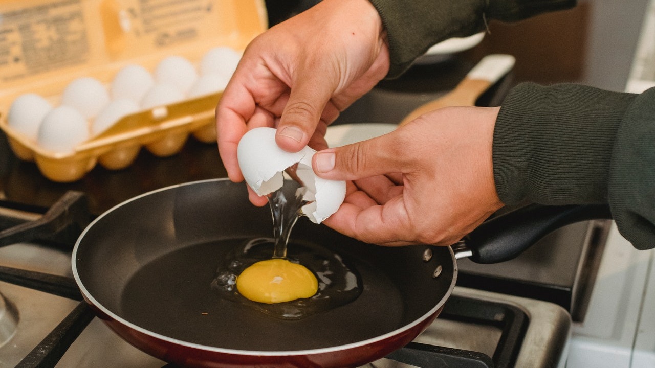 trucos para evitar que salte el aceite al cocinar huevo estrellas