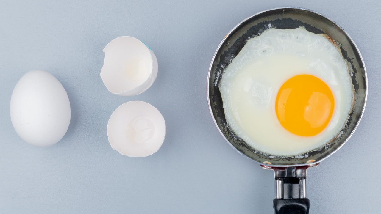 cómo evitar que salte el aceite huevo estrellado