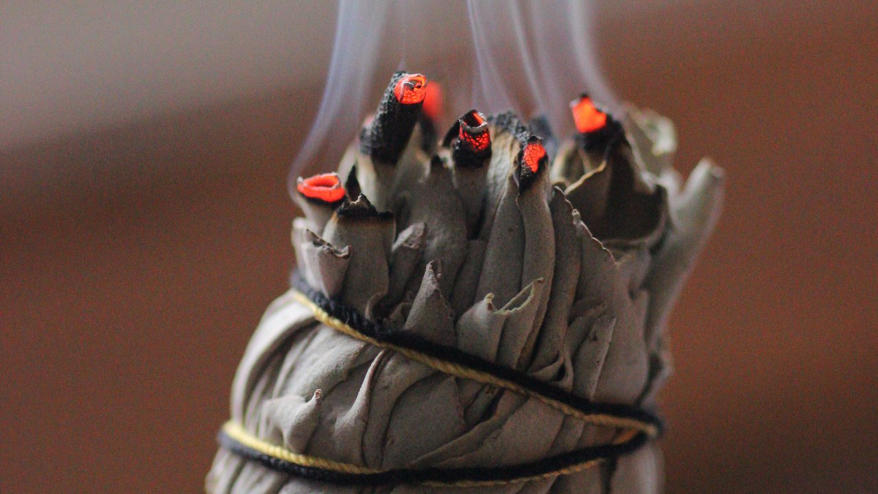 para que es un sahumerio y como se usa